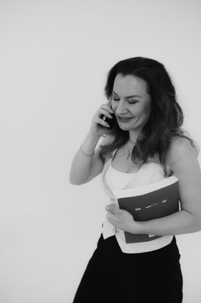 Ing. Hana Biela pózující pro portrét s telefonem u ucha