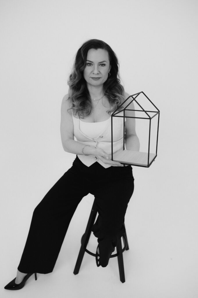 Ing. Hana Biela pózující pro portrét a ukazující 3D model